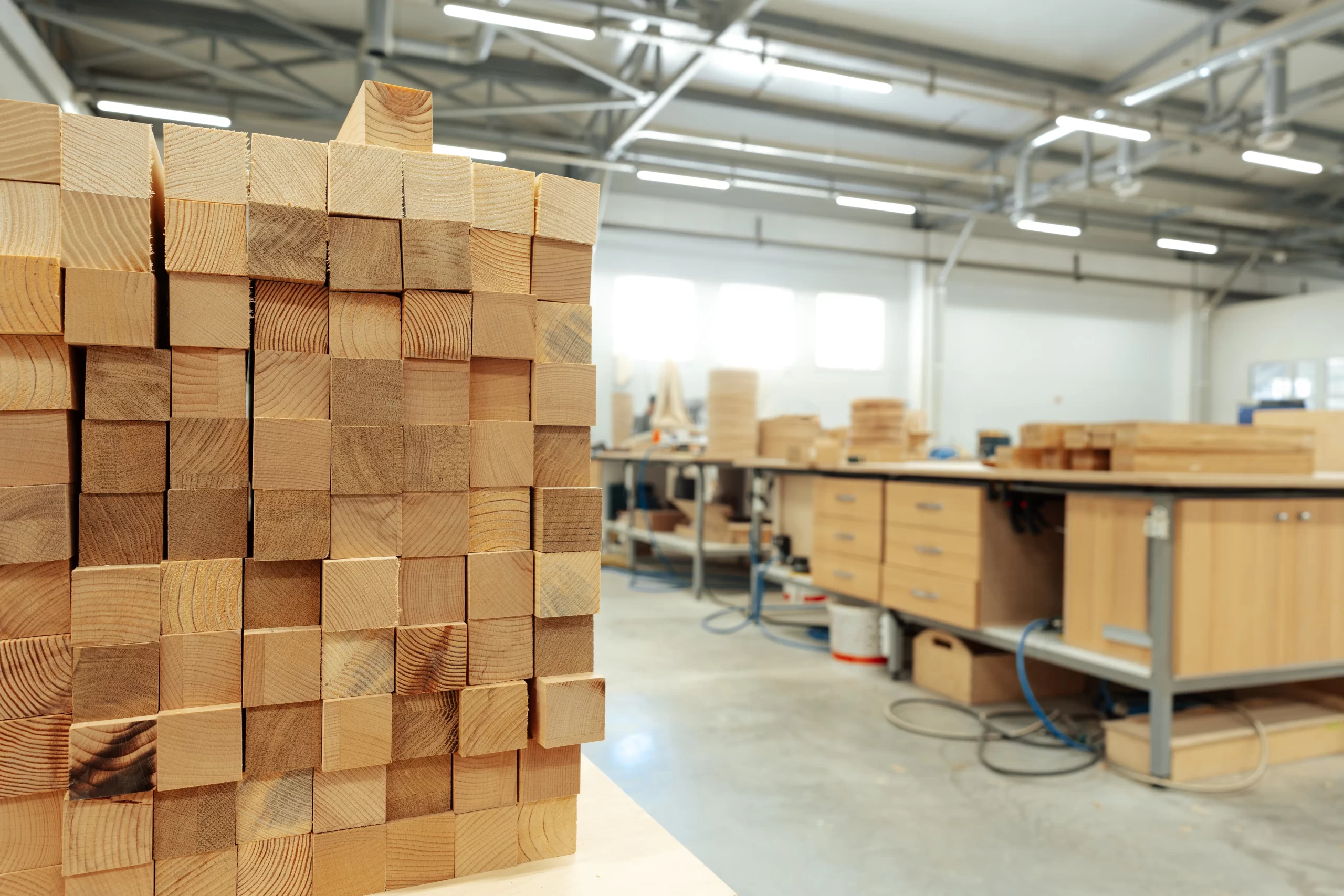 barras-de-madera-apiladas-en-taller-de-fabricacion-de-muebles